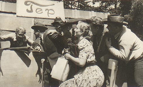 Divadelní kroužek - Divadelní kroužek, Zdechovice. Na obrázku je paní Miluška - 1954