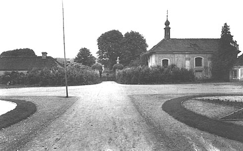 Jižní brána - Jižní brána s kaplí z čestného nádvoří. Stav asi v roce 1945. (foto Státní ústav památkové péče a ochrany přírody v Praze, autor Vladimír Hyhlík)