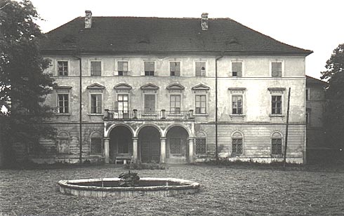 Severní strana - Severní - parková fasáda s balkonem v popředí dobře patrná kašna. (foto Státní ústav památkové péče a ochrany přírody v Praze, autor Vladimír Hyhlík)